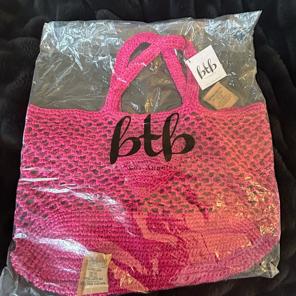 NWT BTB Los Angeles Market Heart tote in Fuschia